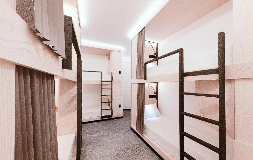 Capsule@hive Bugis Hostel *